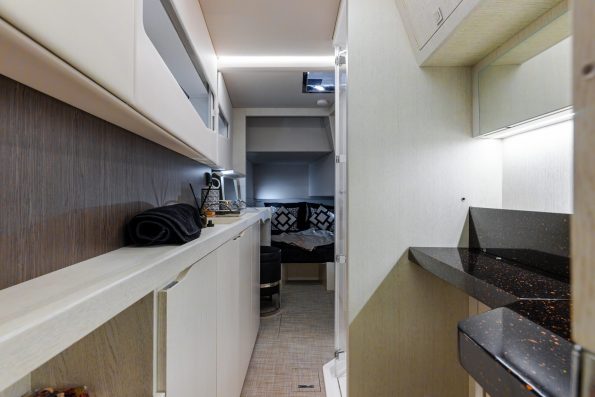 Dracan 42 - Interior - 02
